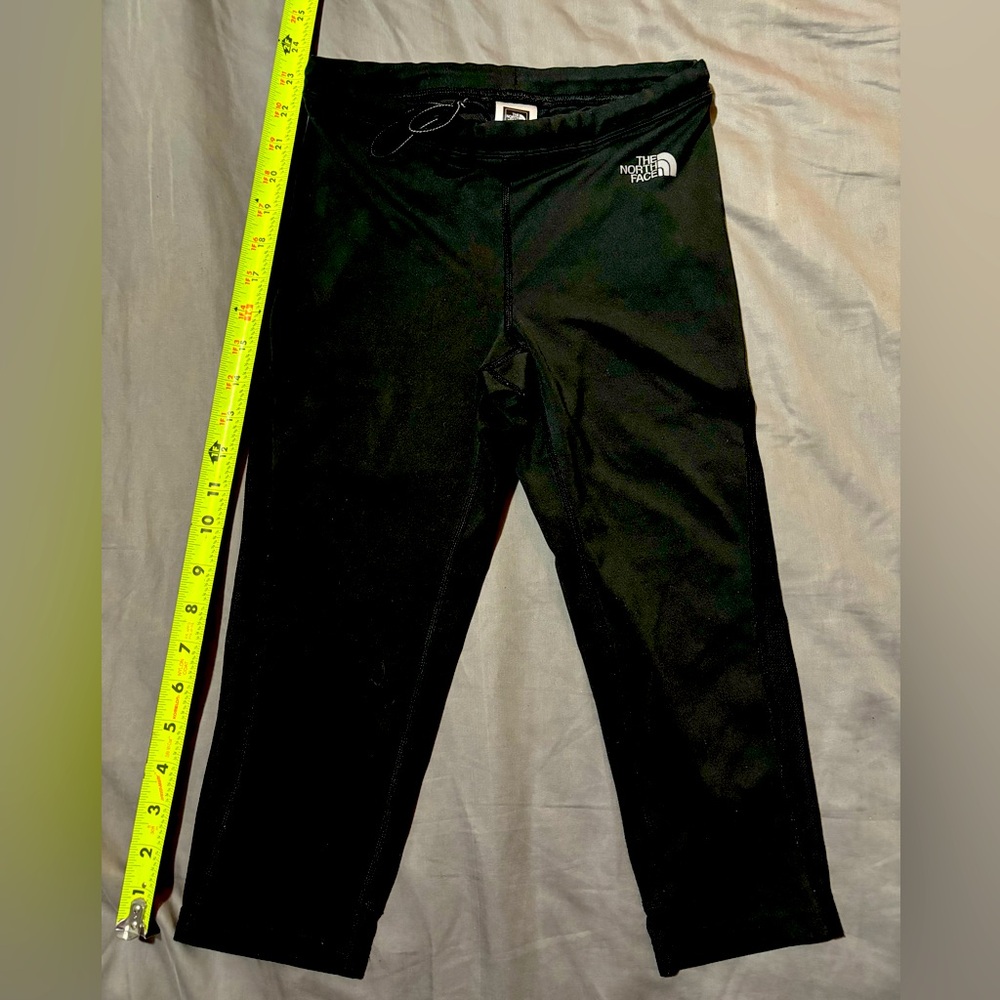 North face women’s workout leggings! Backside zip pocket-perfect workout tool!